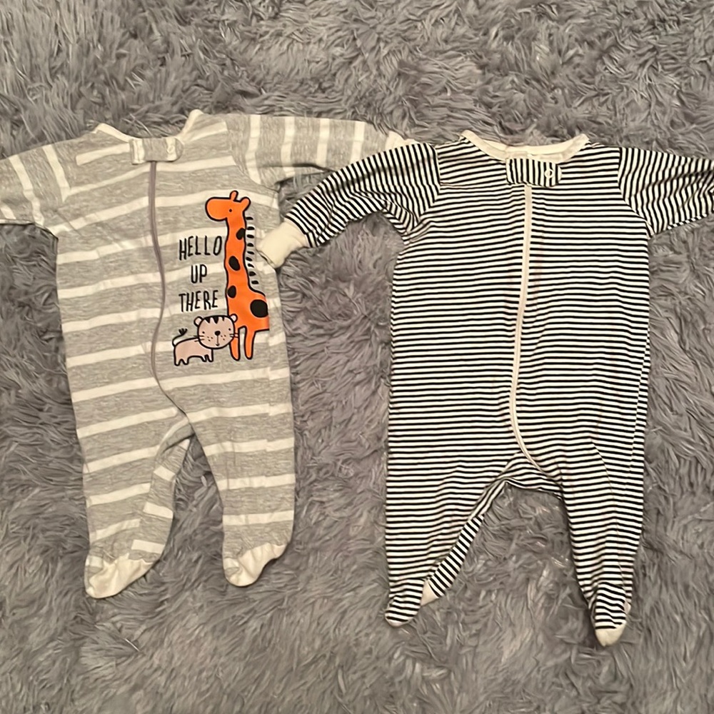 2 newborn onesies